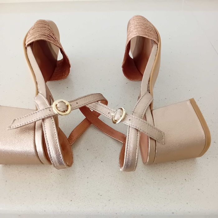 Sandálias senhora douradas da Zilian, nº 39, com salto de 6,3 cm.