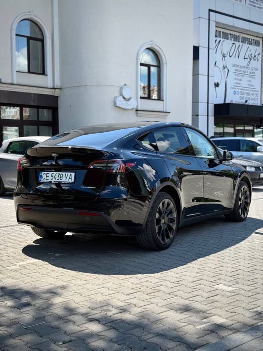 Tesla Y 2024 повний привід