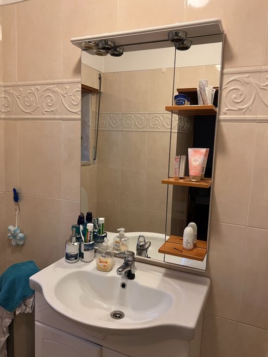 Quarto mobilado com WC privativo