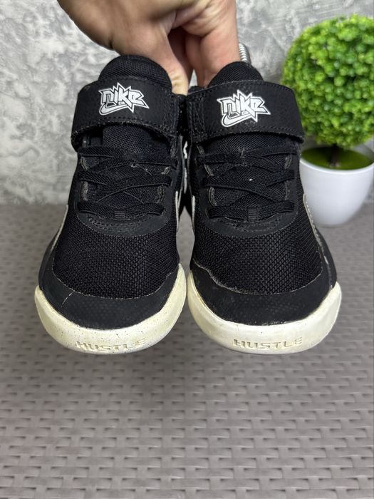 Nike Team Hustle кроссовки 28 размер детские спортивные черные