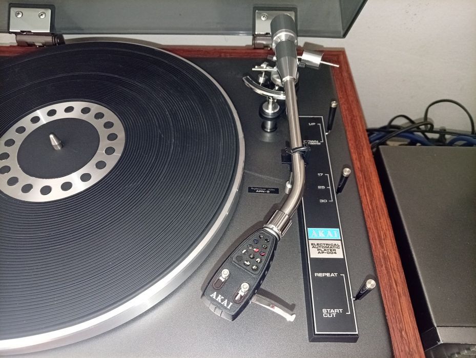 Gira Discos Akai