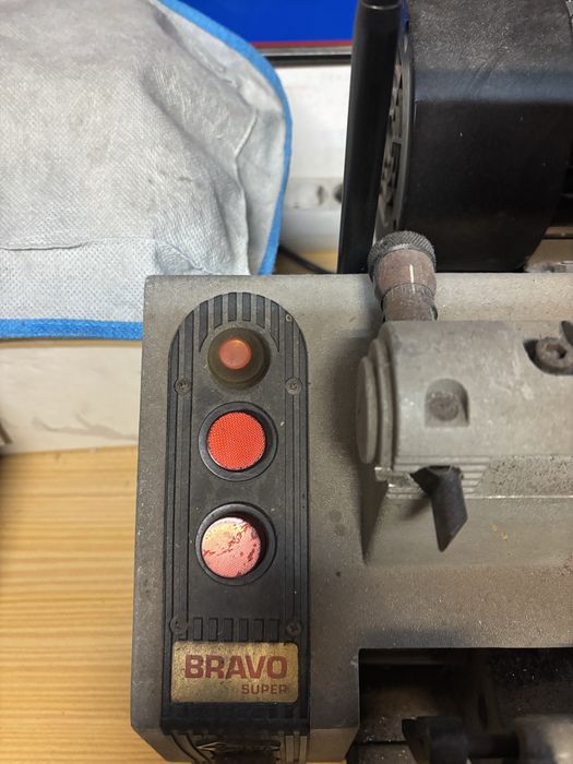 Maquina de fazer chaves  + expositor + chaves