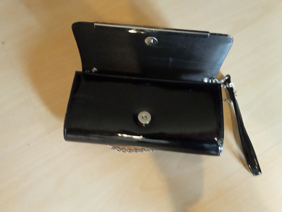 Clutch em verniz preto