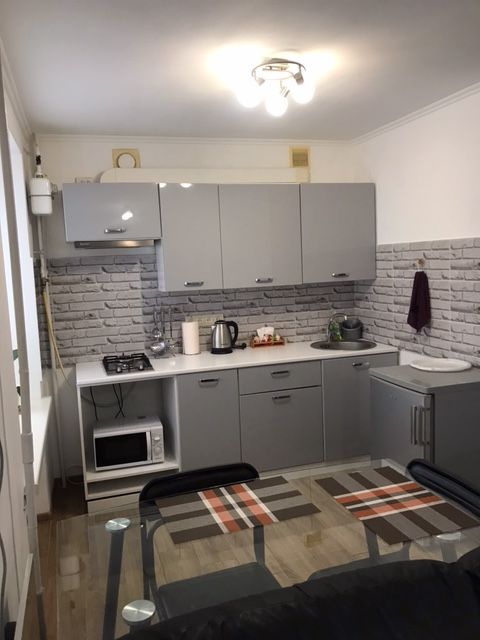 квартира-студія в центрі міста подобово з окремою спальнею