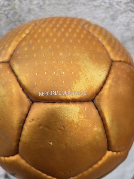 Bola de futebol Nike Mercurial Ouro Finais, edição limitada