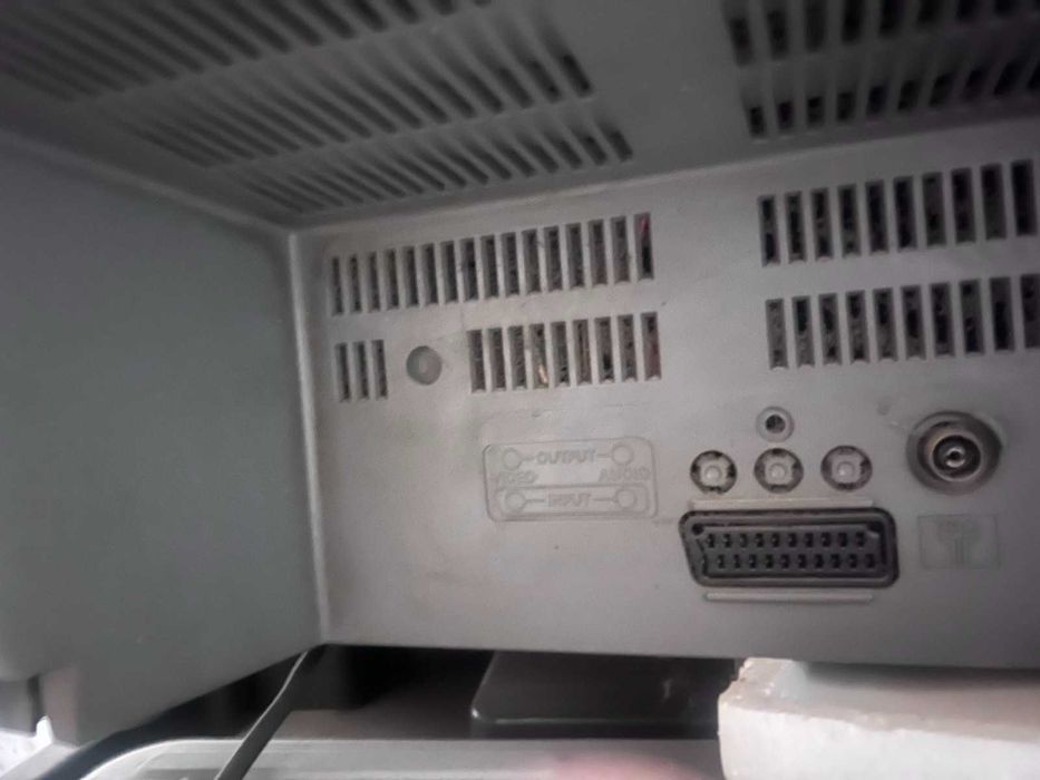 Продам телевизор Samsung + кріплення +Ресивер Т2 ТВ Romsat+2пульта