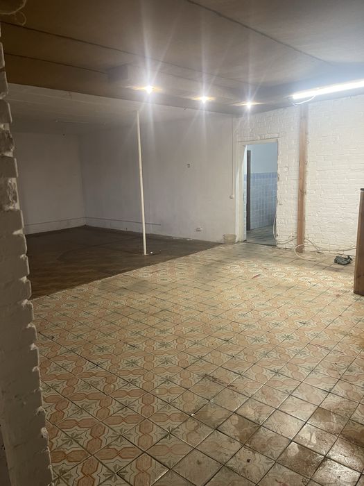 Продається комерційна будівля з земельною ділянкою під нею