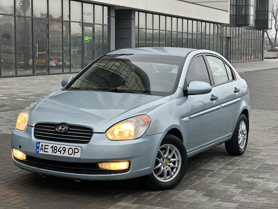 Hyundai Accent 2008 года в хорошем состоянии ! 

Двигатель 1.4 бенз ,работает идеально,без посторонних звуков ,не дымит,не троит .

Кузов не гнилой ,пороги,дно,арки все целое . 

По коробке вопросов нет,не хрустит,не гудит,не выбивает ,работает как полагается . 

По электрике  все работает,подогревы ,подъемники и так далее . Ошибок на приборке никаких нет. 

Салон в отличном состоянии ,не порван,чистый и опрятный . 

С документами полный порядок ,оформление без проблем