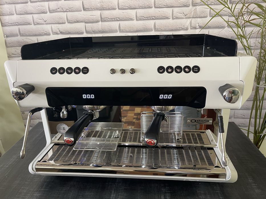 Кавова машина асторія коре 2022 рік стан наближений  до нового