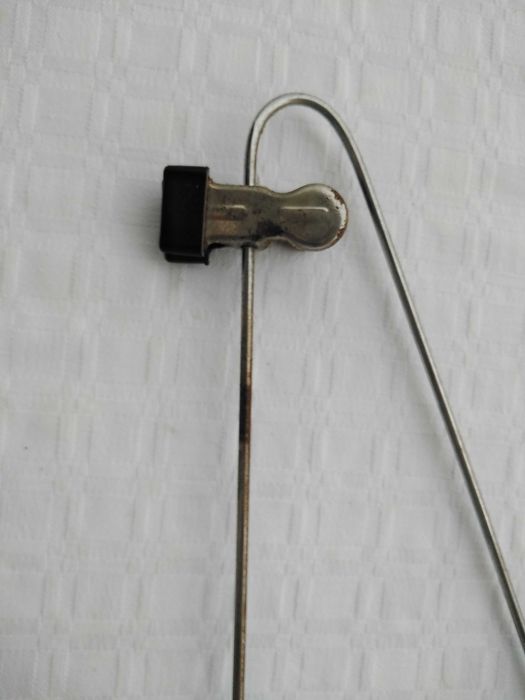 Dois Cabides, um em metal, outro em madeira