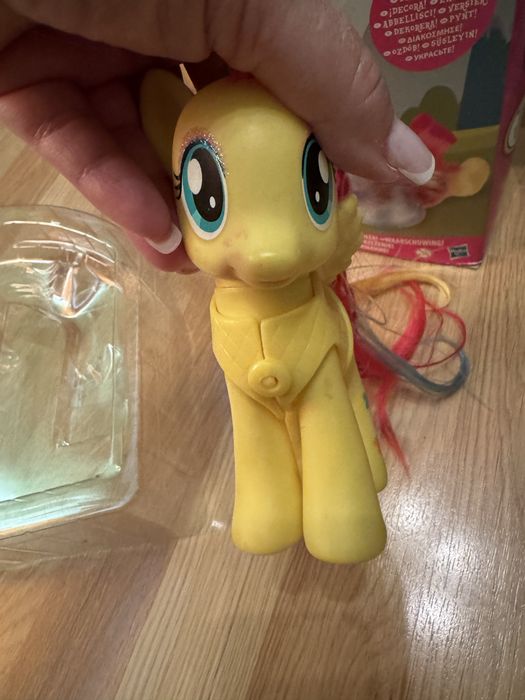 коллекционная фигурка My Little Pony — Пони-модница Флаттершай Делюкс из серии Rainbow Power от бренда Hasbro