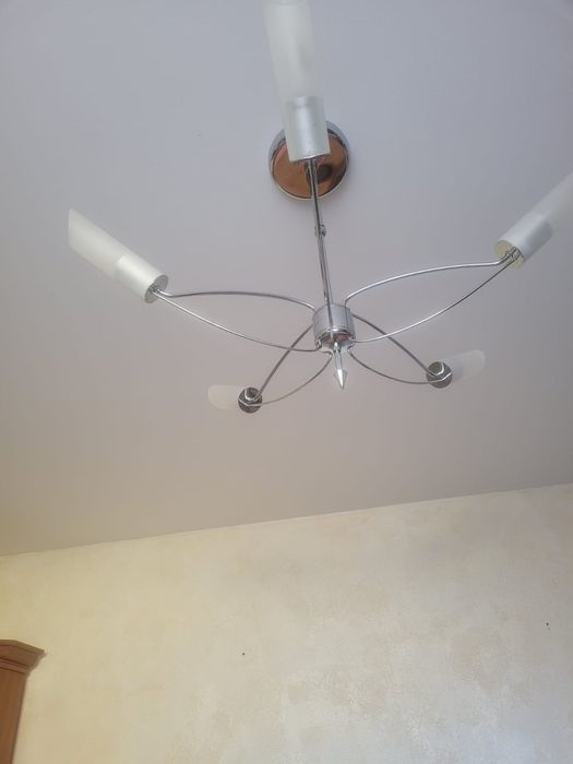 Żyrandol z mlecznymi kloszami