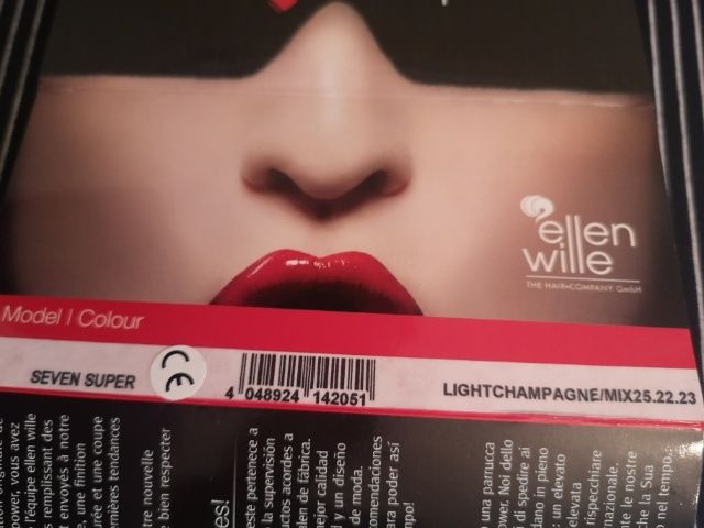 Peruka blond kobiety