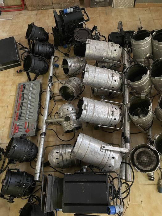 Lote iluminação profissional de palco +mesa+dimmers + de 20 progetores