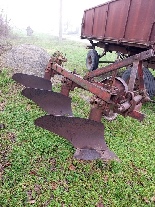 Продам плуг трьох корпусний