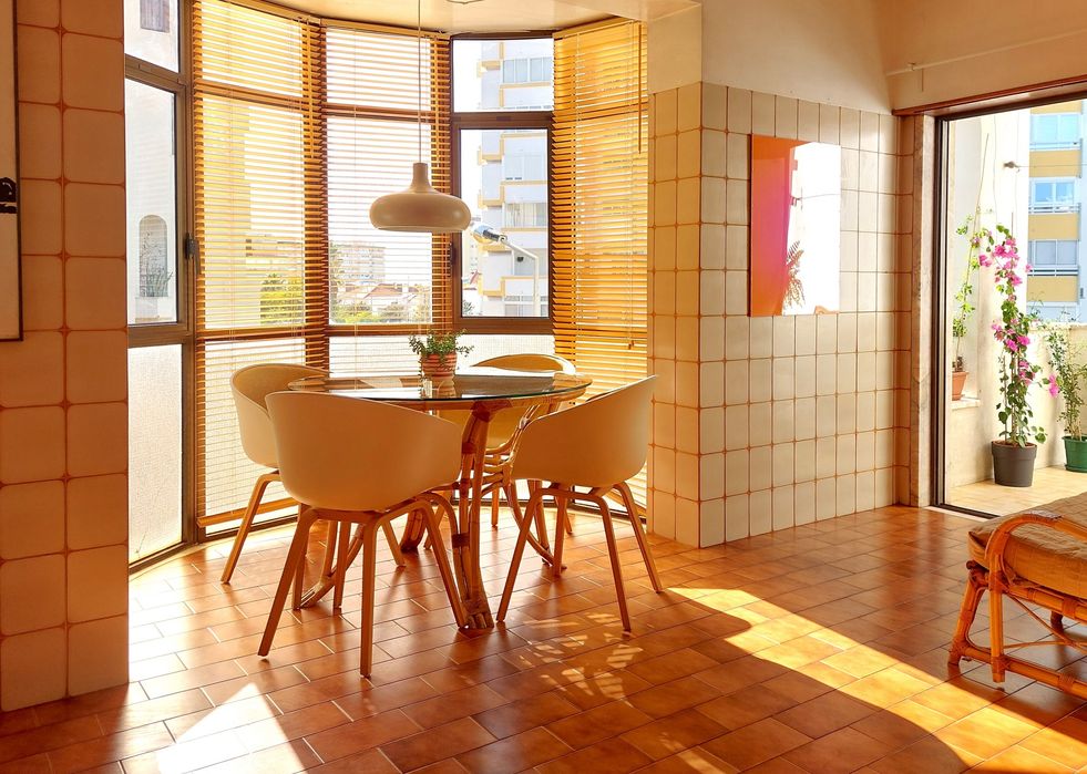 Spacious and bright 2-bedroom apartment with 3 balconies, 5 minutes from the beach