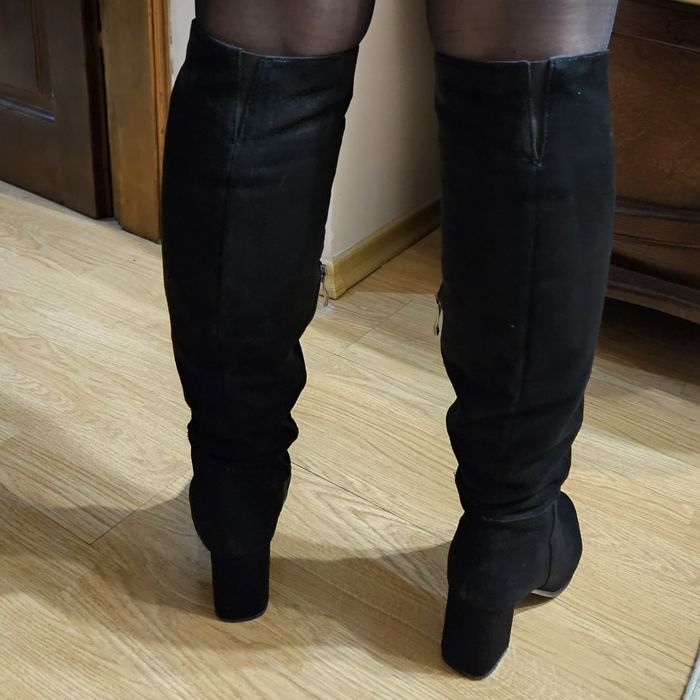 Продам жіночі замшеві чоботи 36р