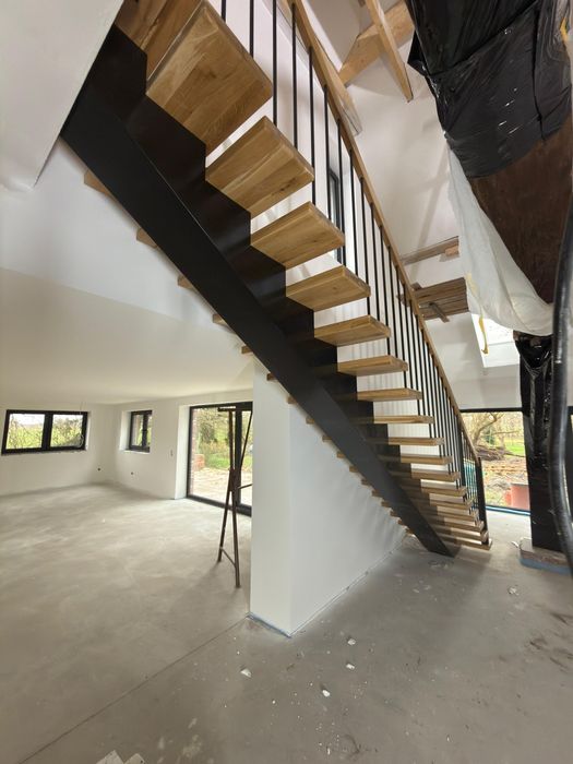 Schody drewniane ,na belce centralnej