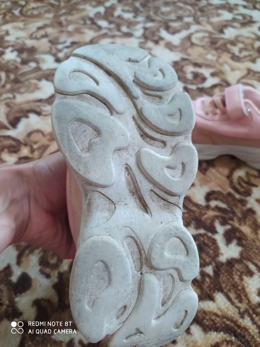 Продам детские кроссовки.