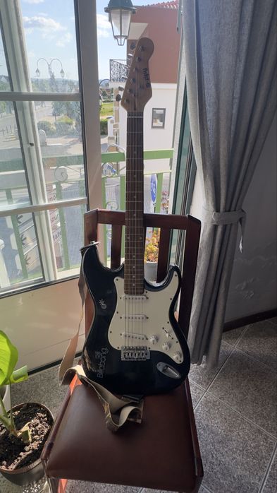 Guitarra com amplificador e.zipy