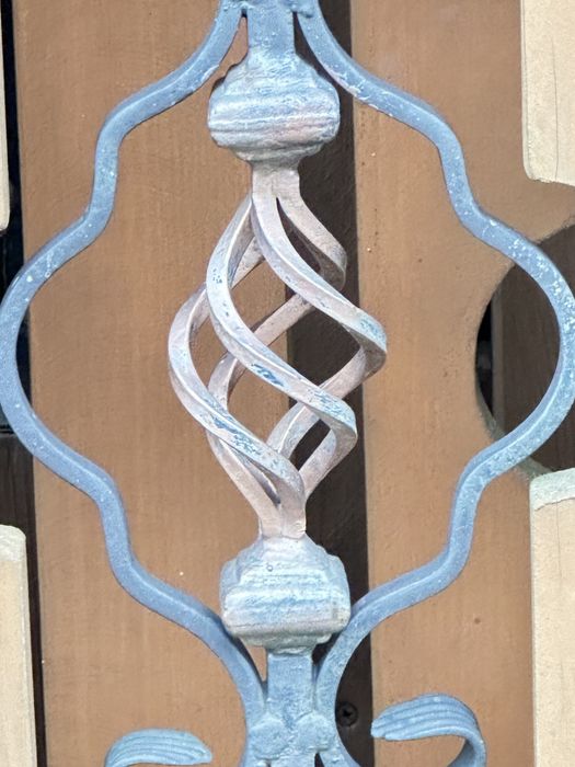 Kure elementy do ogrodzenia