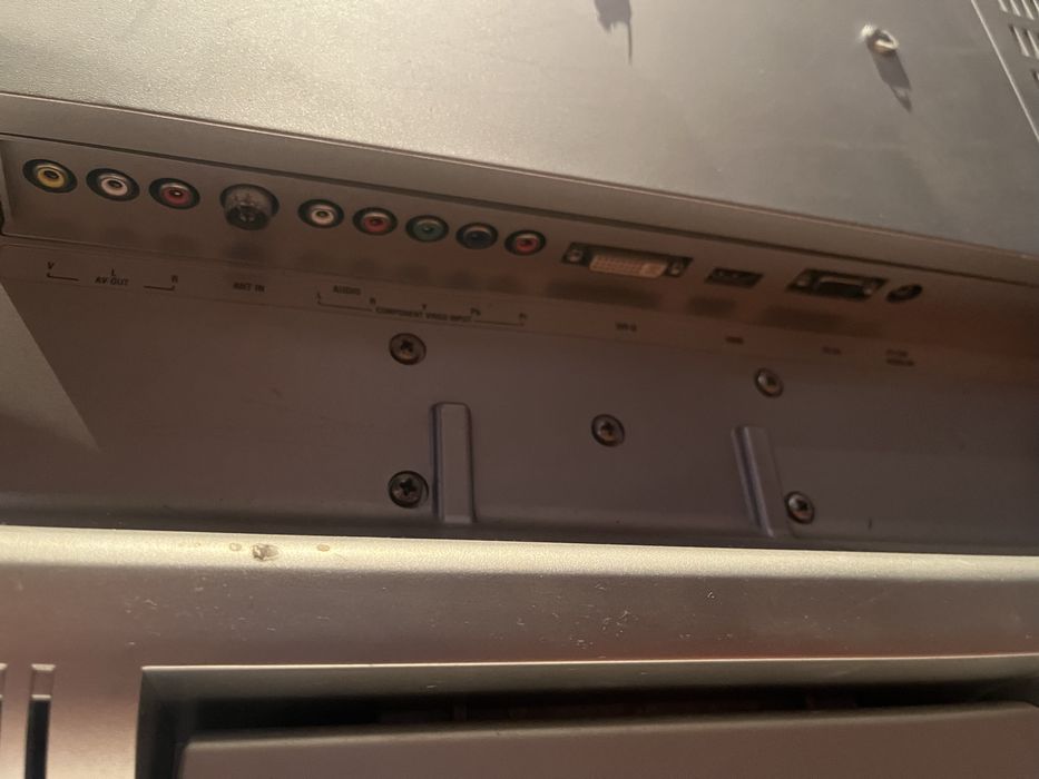 Televisão Grundig Lenaro (Cinza Prateada) – Excelente Estado + Cabo HDMI