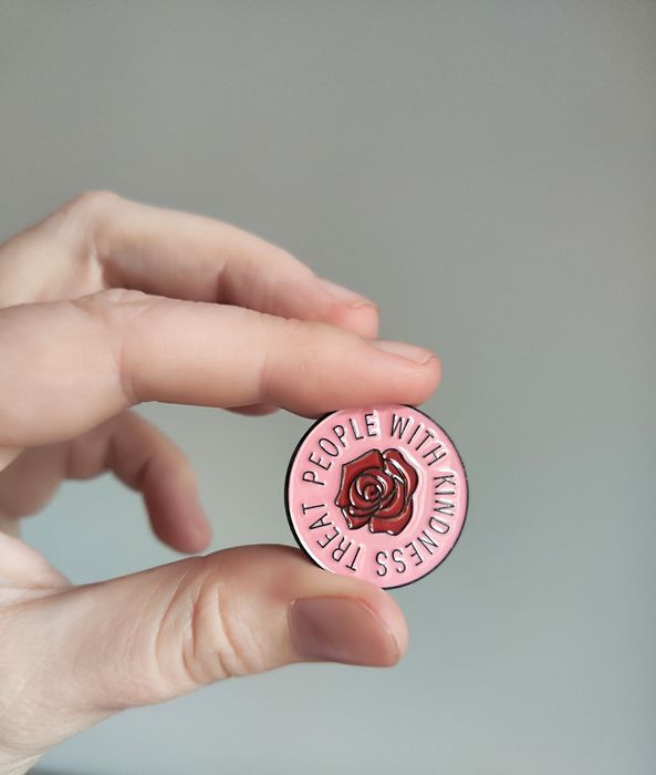 Przypinka Pin Harry styles treat people with kindness