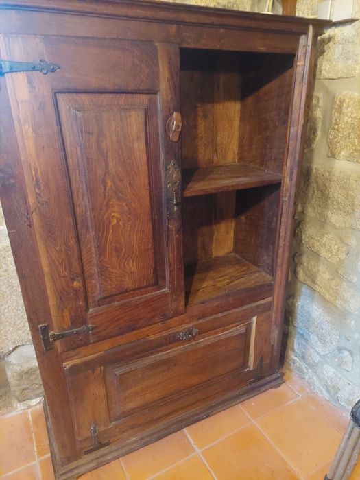 Armário louceiro em madeira maciça
