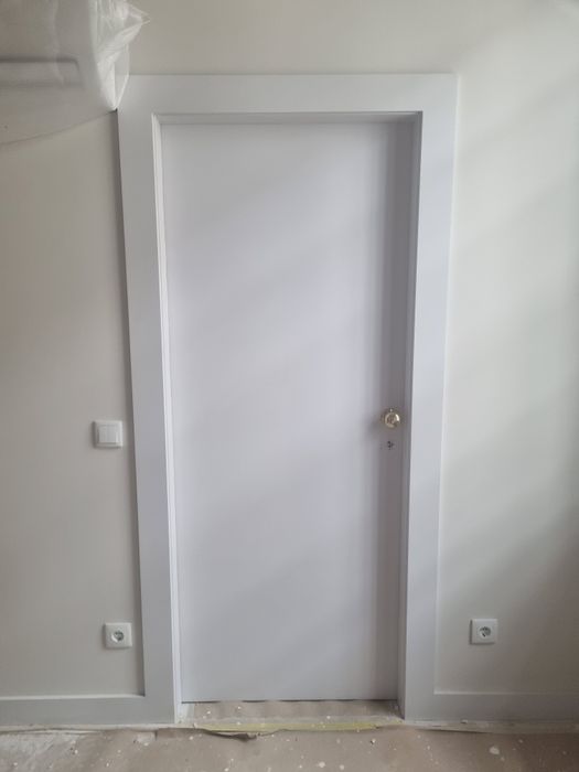 Instalação de portas interiores e colocação de piso