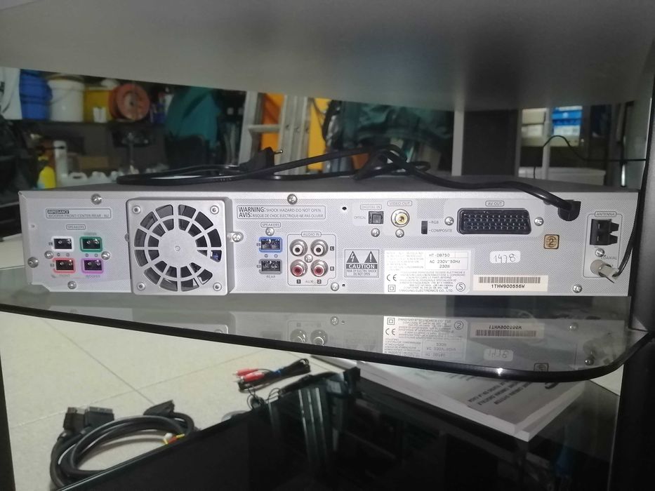 Televisão + móvel + sistema de som 5.1