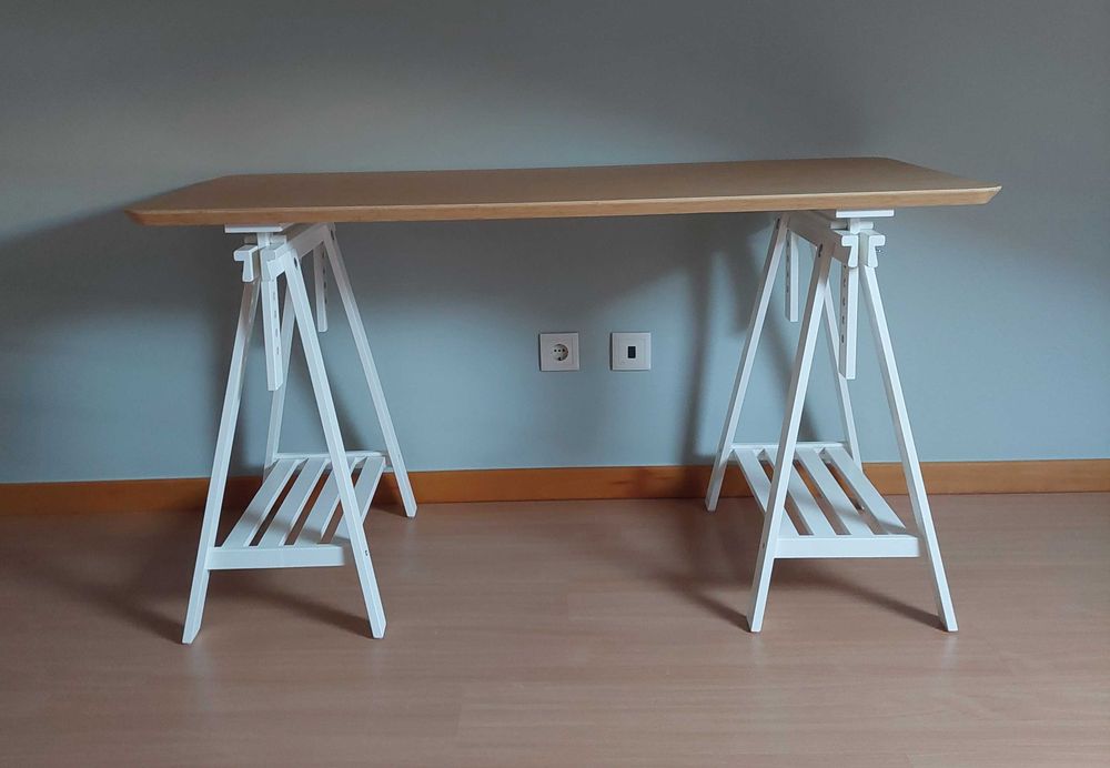 Secretária IKEA em branco e bambu.
