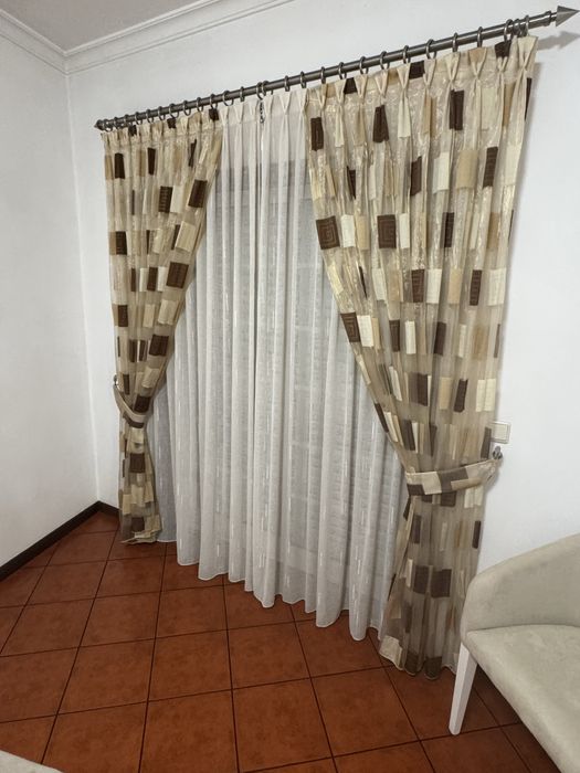 Vendo conjunto de cortinados completos com varões.