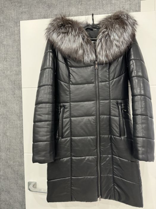 Женский пуховик с мехом чернобурки