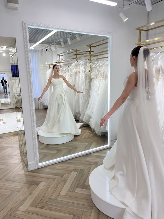 Весільне атласне плаття