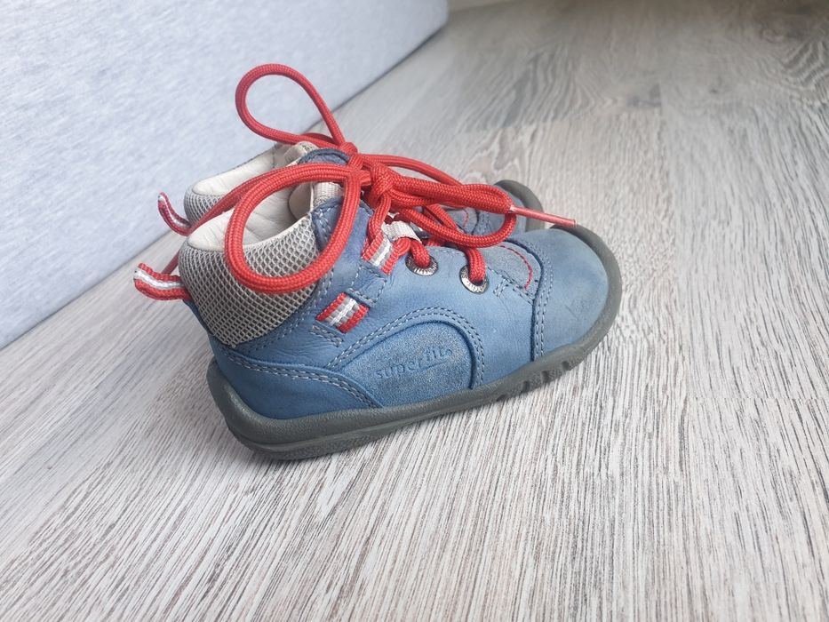 Wiązane buty chłopięce