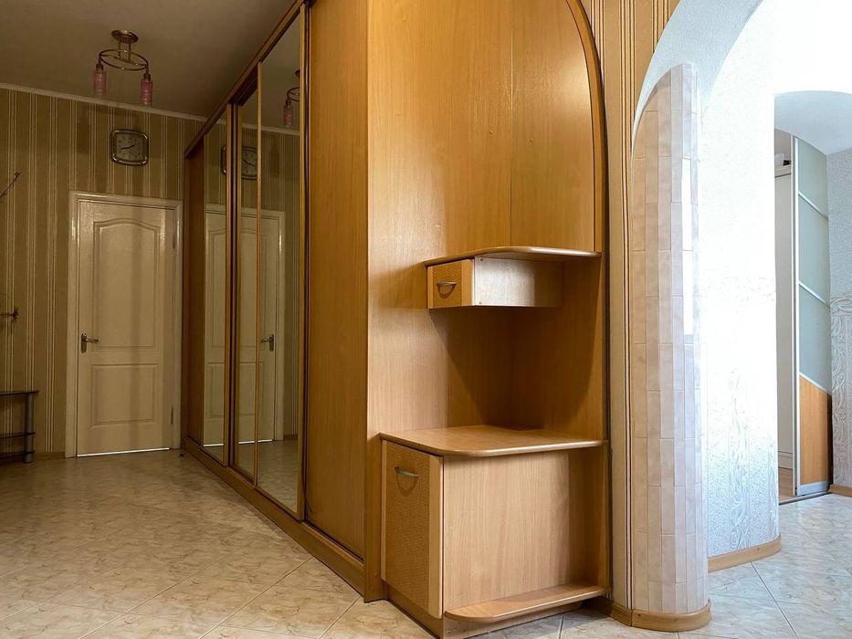 Продаж будинку з ремонтом та меблями з ділянкою 10 соток , м. Кам'янка