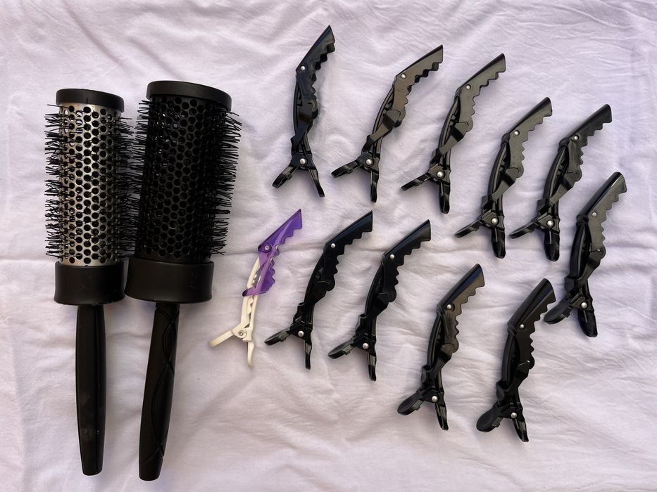 Escova e prendedores de cabelo
