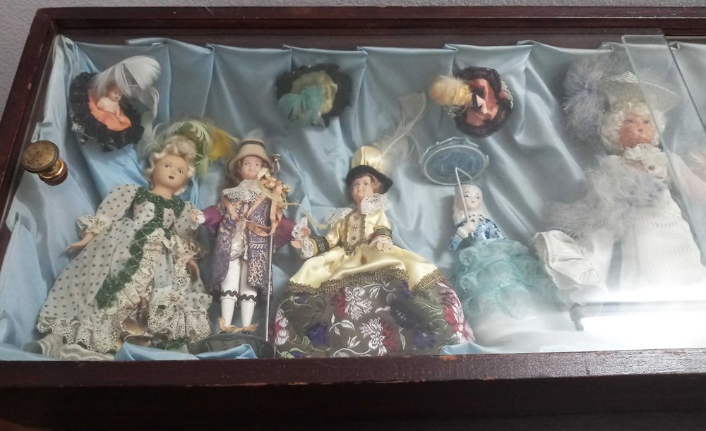 Móvel Brinquedos Bonecas Antigas Coleção