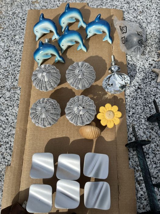 Puxadores varios e dobradicas antigas