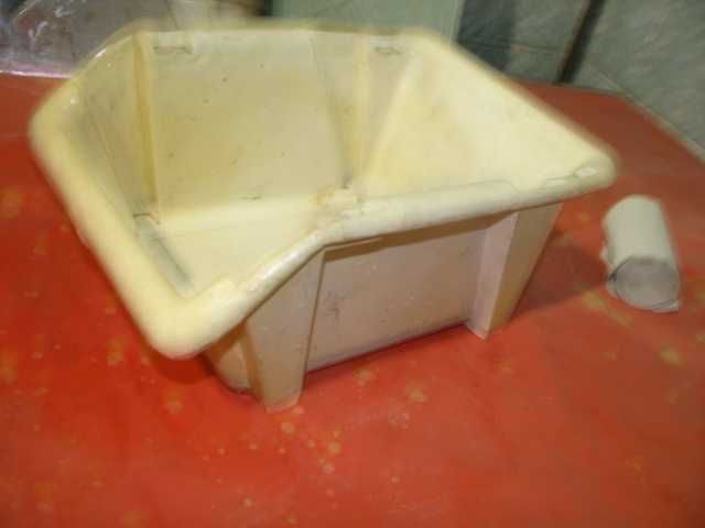 Коробка пластмасова під дрібні предмети.