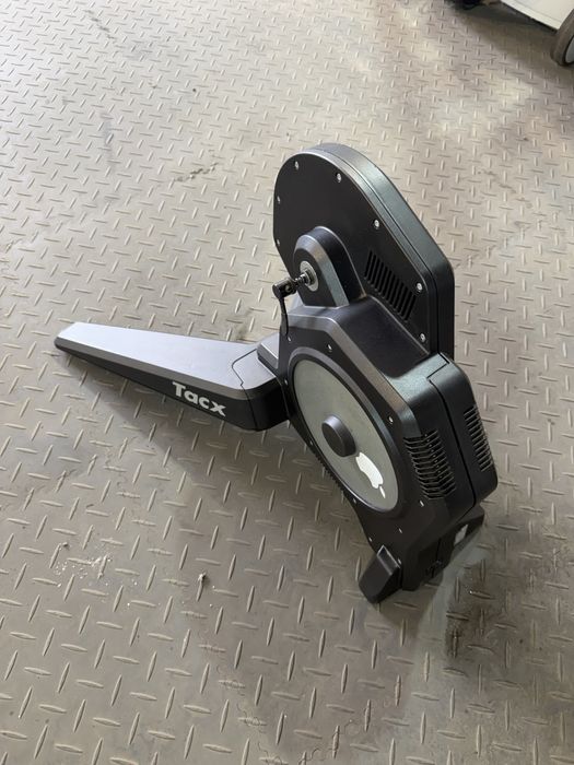 Trenażer tacx flux