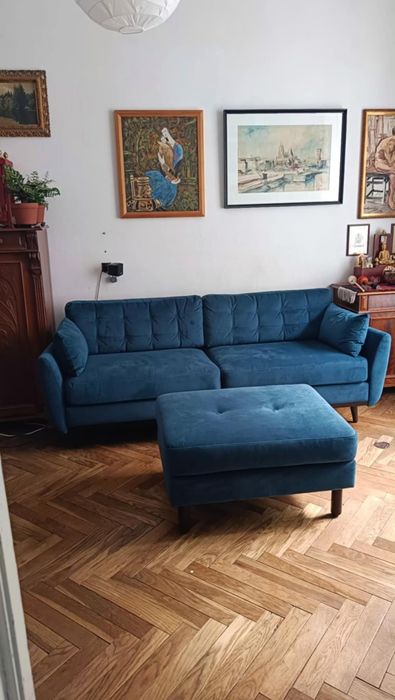 Sprzedam designerską sofę Swyft Model 10 + podnóżek/ottoman Swyft Model 04 – granatowy welur