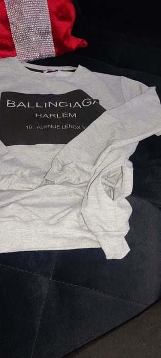 Bluza szara   na czarnym tle z napisami