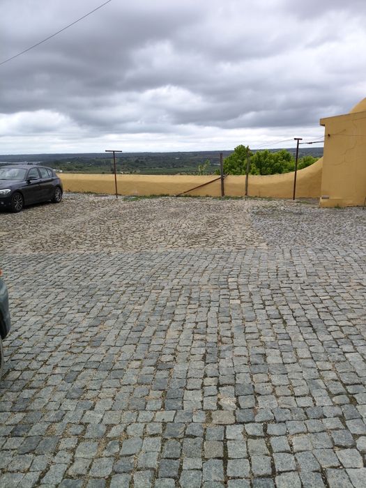 Alugo moradia completamente mobidada.