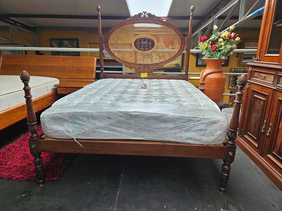 Excelente cama antiga em madeira com cabeceira em pelhinha mais estrado e colchão - óptimo estado geral