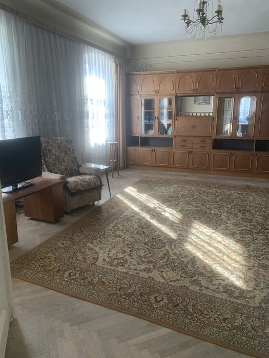 Власник. Здається квартира в центрі.