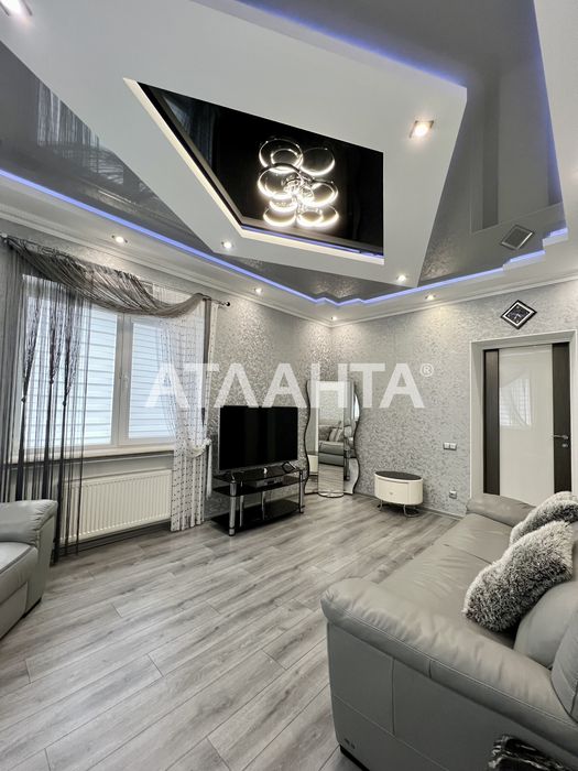 Дом с бассейном в Даче Ковалевского.