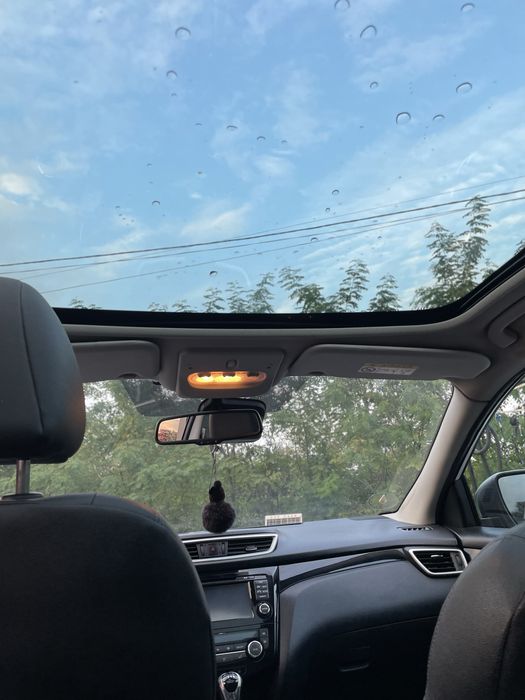 Автомобіль Nissan, максимальна комплектація.