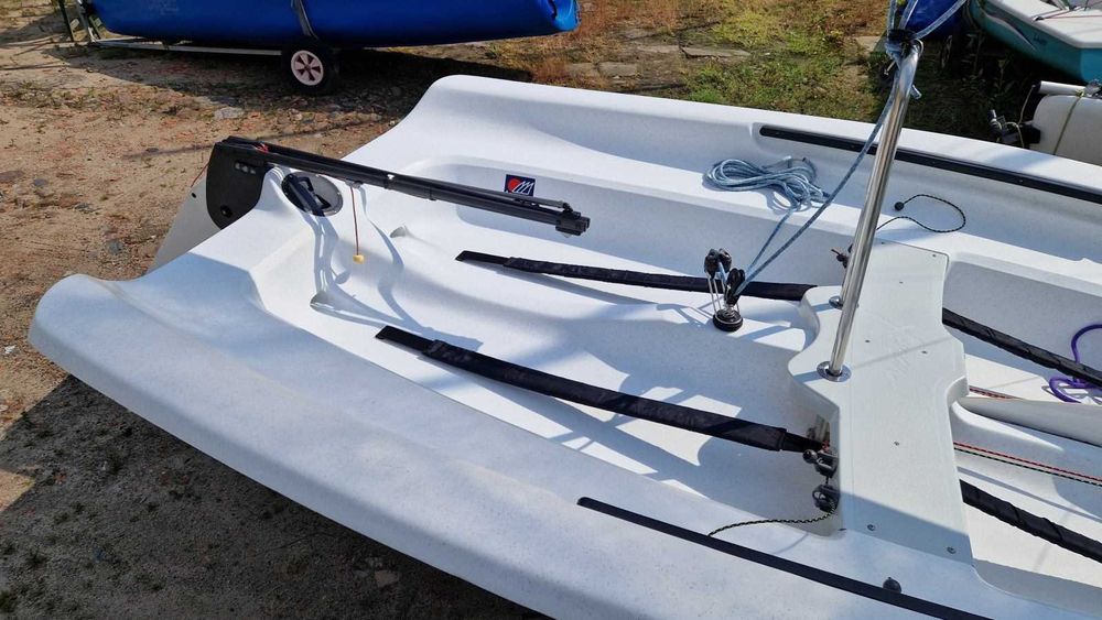 Łódź żaglowa żaglówka Topper Xenon 4,5m + wózek slipowy (1)