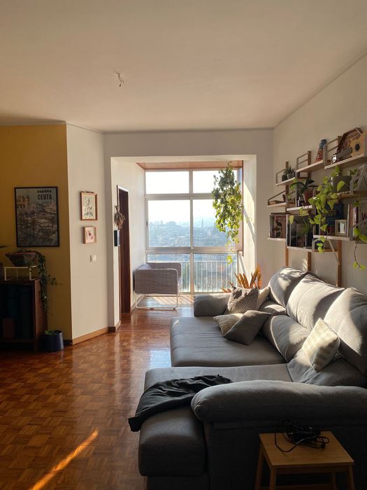 Sofá cinzento grande